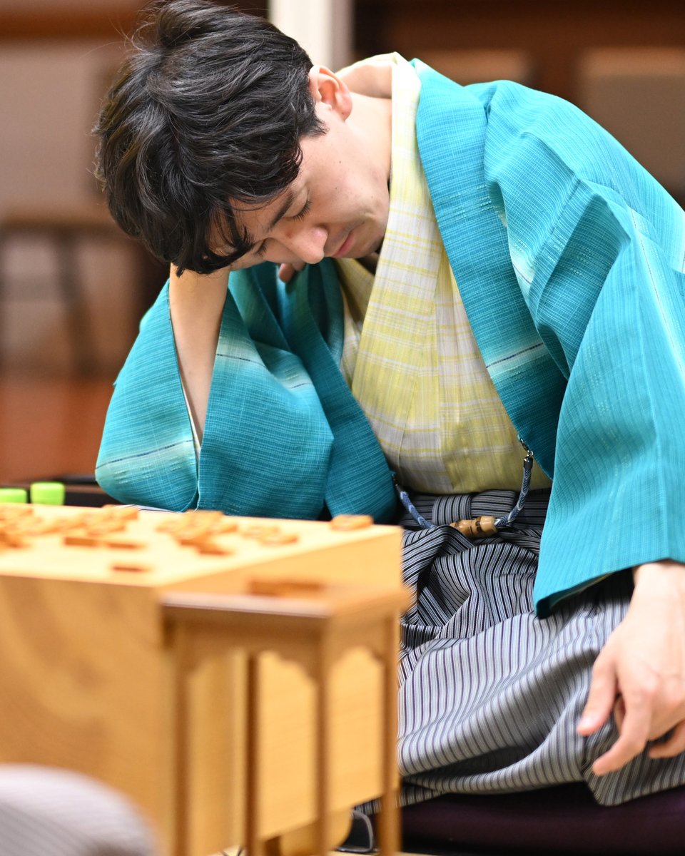 chunichishogi's tweet photo. 王位戦第1局、2日目の対局は、挑戦者の伊藤二冠が△９七歩成と踏み込み、優勢を拡大しているとみられています。
対局室リモートカメラからの写真をお届けします。 https://t.co/NiFCSHnHuf