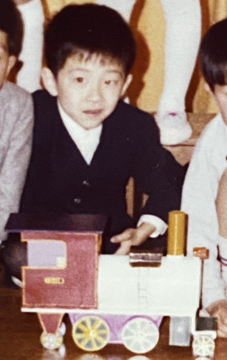 weeklymoga's tweet photo. ���日は、配偶者の郡修彦@kohri0705 の誕生日で、64歳になりました。#小平新文化住宅 にて記念寫眞を撮りました。
2枚目からの寫眞は、自由学園幼児生活団時代、郡修彦が6歳の寫眞でございます。自由学園にて子供が好きな物を一つだけ描き、その繪を元に親が学園内の木工室で立體作品を作るといふ課題があつたさうで、木製の蒸氣機關車を郡の父が作り、58年間大切に保管してゐます。