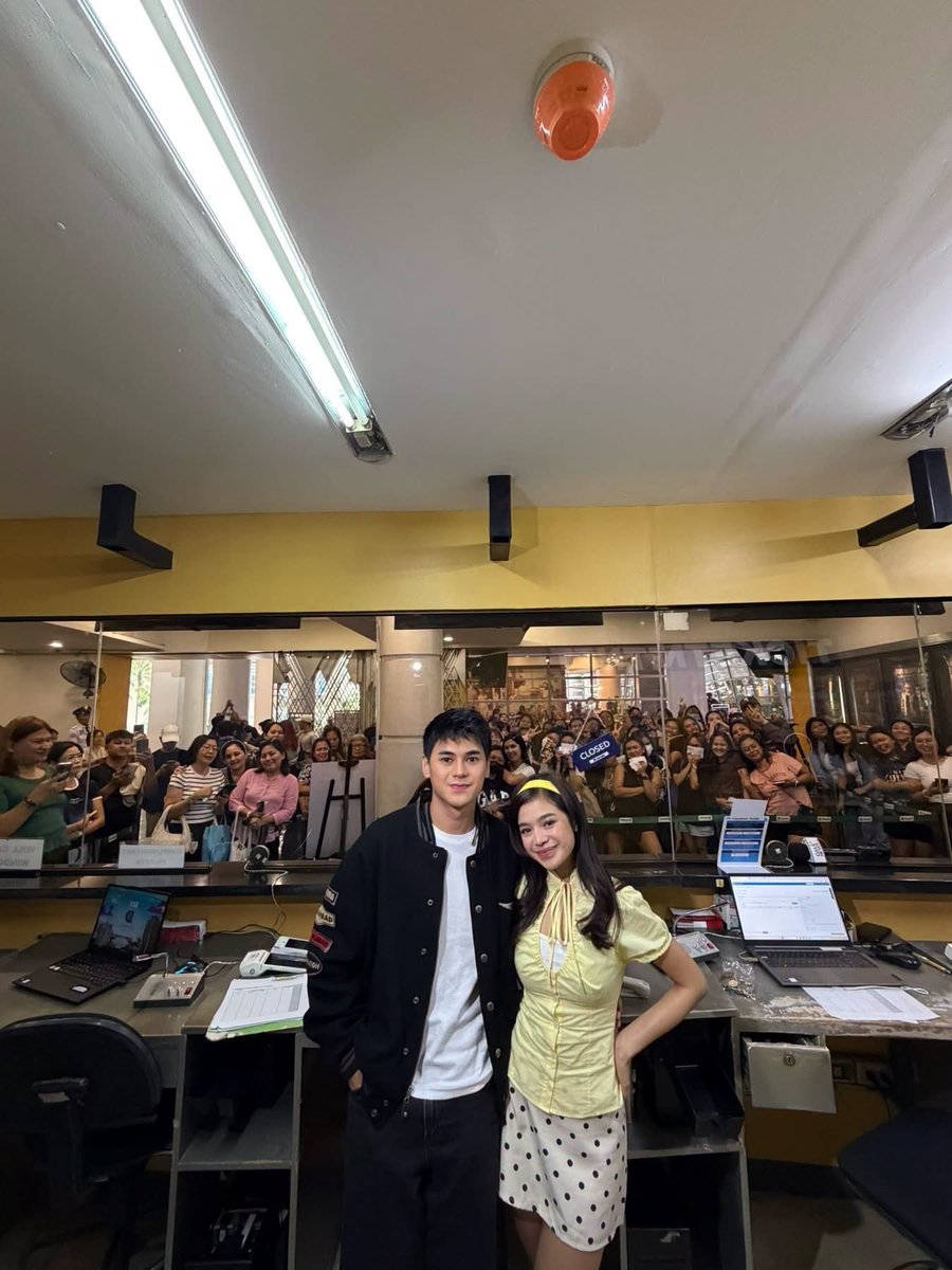 ABSCBNpr's tweet photo. Showing up matters! 💛

Fans flocked to the Ticketnet Box Office Yellow Gate to personally purchase their fancon tickets for #DustBiaLoveActually from Bianca and Dustin!

TICKETS OUT NOW:
https://t.co/zZFdT0scZo

#DustBia #ABSCBNEvents https://t.co/MEGW2G1v2K