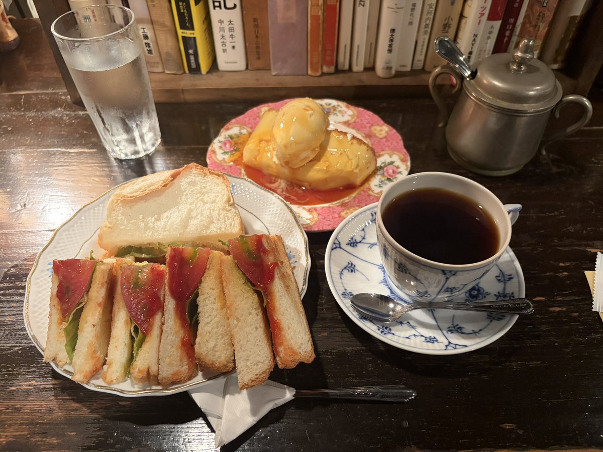 misato351's tweet photo. 友人から教えてもらった美味しいチーズケーキを買いに行きつつ近くの喫茶店でお昼ごはん食べてました☺️ https://t.co/HG42AQ3O6i
