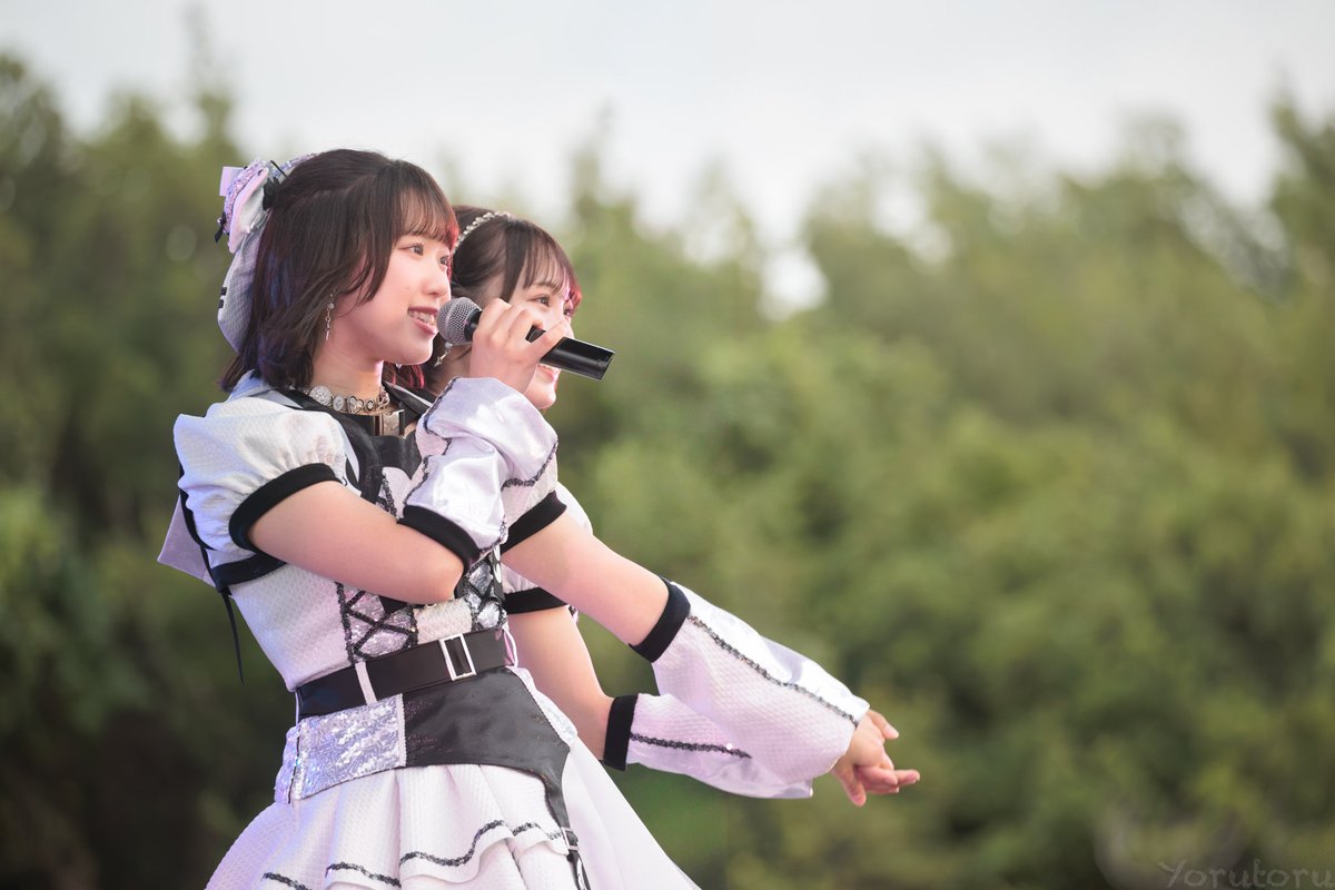 yorutoru1's tweet photo. 推しからのお題（意訳）。「光を感じさせて。」

曇り空の夕方、ライトが当たる。
白い衣装に光が回って、歌声まで明るく見えた瞬間。

まだまだ答えには届かないけど、
もっと光を写せるように精進します。

#ラフラフ
#佐々木楓菜

2026.7.4
超NATSUZOME2026
海浜幕張公園Gブロック 染ステージ
夏の覚悟を今決めろ！

 #超NATSUZOME2026