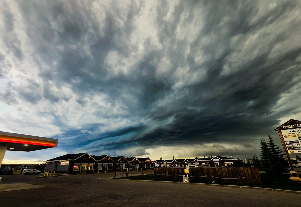 RichardBetter's tweet photo. Sylvan Lake 8:30 pm
#thunderstorm #abstorm https://t.co/GjH9KJ9dgj