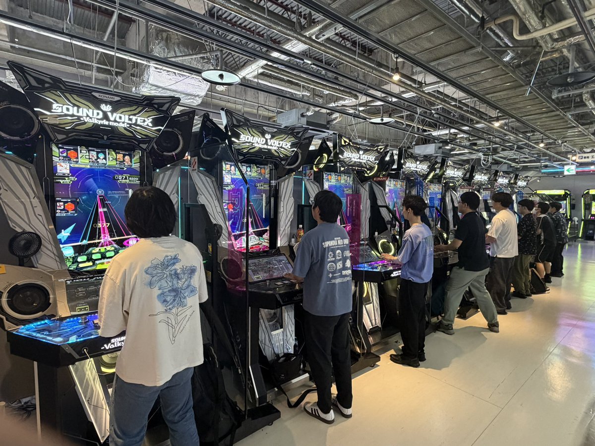 JinTatsuuu059's tweet photo. ・8人で一斉にOROCHI STRIKE[EXH]をプレーする様子
・8人で一斉にcouleur automnes de chocolat[MXM]をプレーする様子
・8人で一斉にAdansonia[MXM]をプレーする様子
・8人で一斉にMonkey Business(Band Edit.)[EXH]をプレーする様子 https://t.co/lbtLIMVFLt