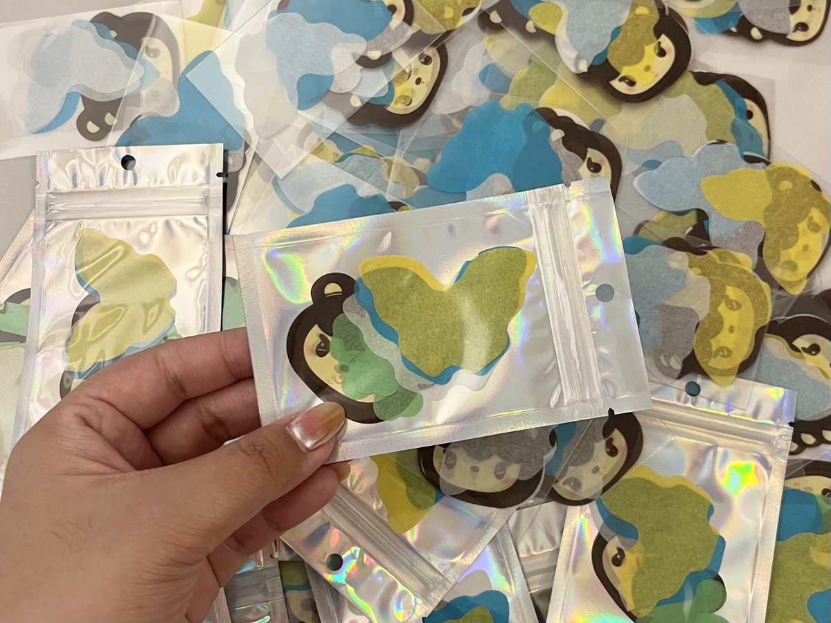 snuyhkeab's tweet photo. exhorizon fan support!! 🤗

exo tingi x exoplanet confetti ✨

🦋 exhorizon day 1
🐻 kaion encore
🍀 cityscape manila

will post location later!! inside arena after sc!

#EXhOrizoninMANILA #EXhOrizoninMNL 
#EXhOrizoninManilaDay2 #EXO https://t.co/dkxXZ6mCxm