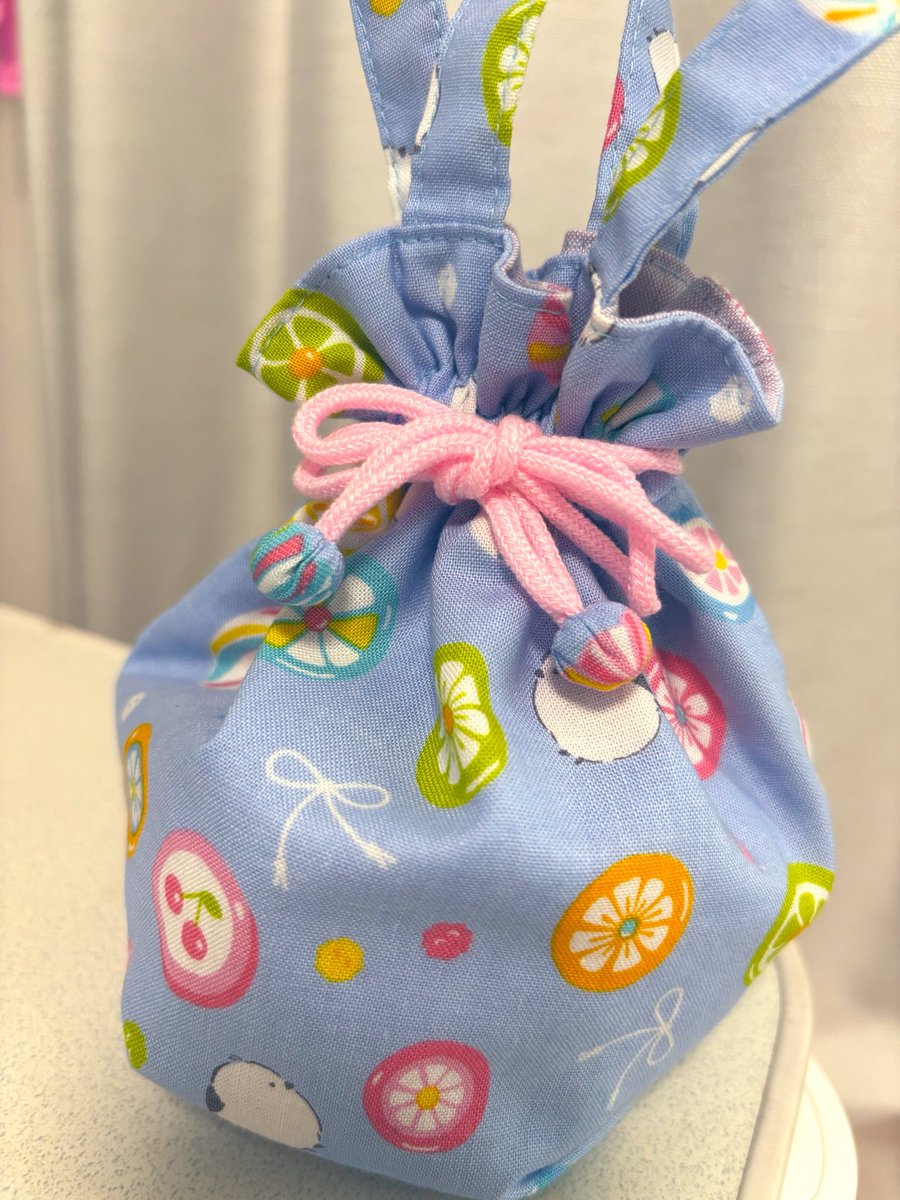 mkhandarbeit's tweet photo. 浴衣に合うころんとした巾着バッグ完成🥳
ループエンドはコスト高いので共布でポンポン付けました🍬
色んな生地で作成しようと思いますのでお楽しみに✨ https://t.co/OKZLCULtOm