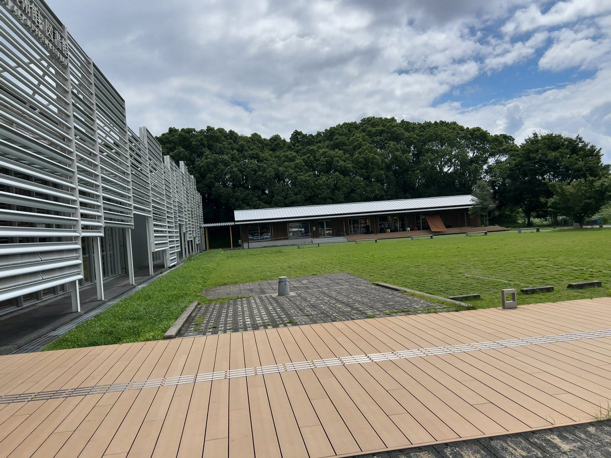meifei_'s tweet photo. 図書館メモNo.125
 「こども絵本のいえ」

不知火図書館のお隣にある。
建物は熊本地震後、集いの場としてつくられたみんなの家を移築。
カラフルなゾウさんが雨宿りする入り口を抜けると、正面には受付、左側は土足禁止の読書スペース、右側にはテーマごとの本棚が並ぶ。
壁のイラストも素敵だった✨ https://t.co/0wWYTbNfno