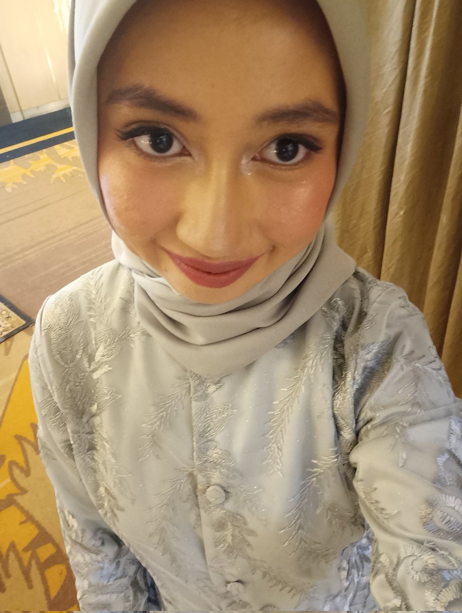 oomghelow's tweet photo. hasil make up jam 5 dan pasang bulu mata yg super susah ituu https://t.co/HOJTuhlwH1