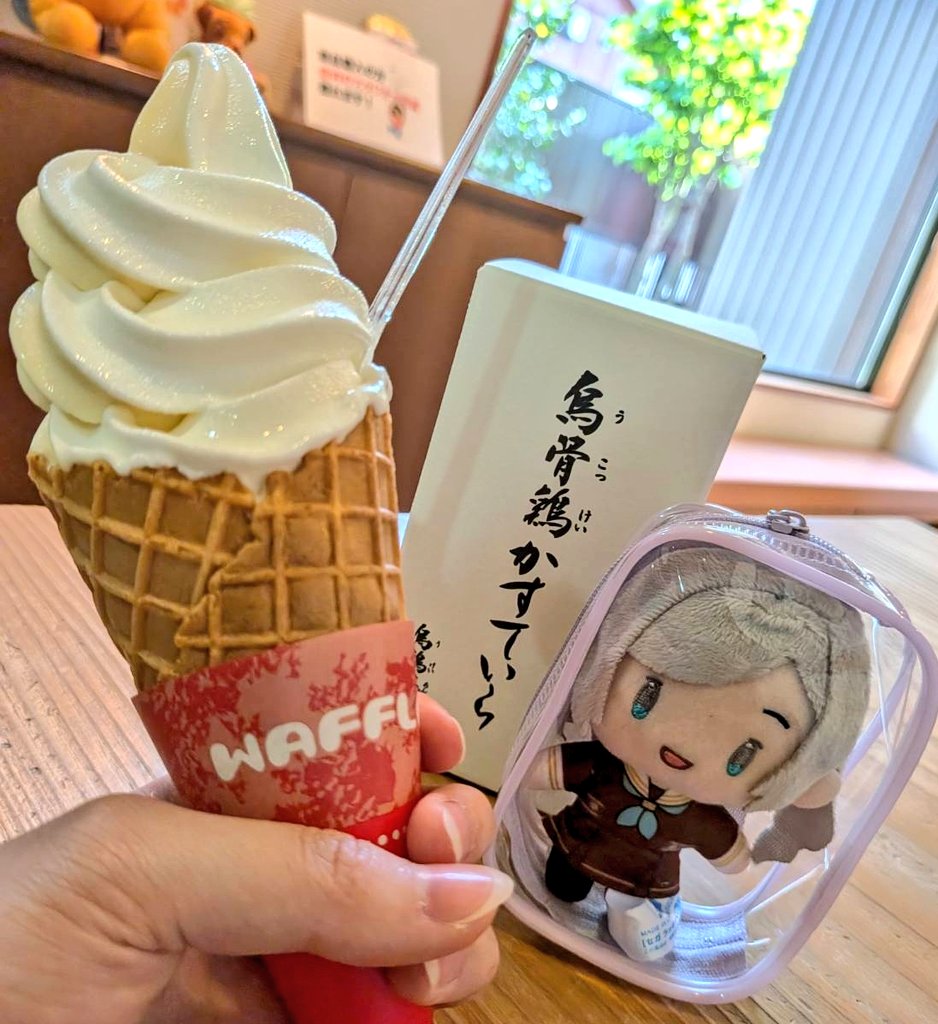 aron_umiyoha's tweet photo. 烏骨鶏ソフトも良いけど烏骨鶏カステラもいいぞの写真 https://t.co/cOJI34FVlT