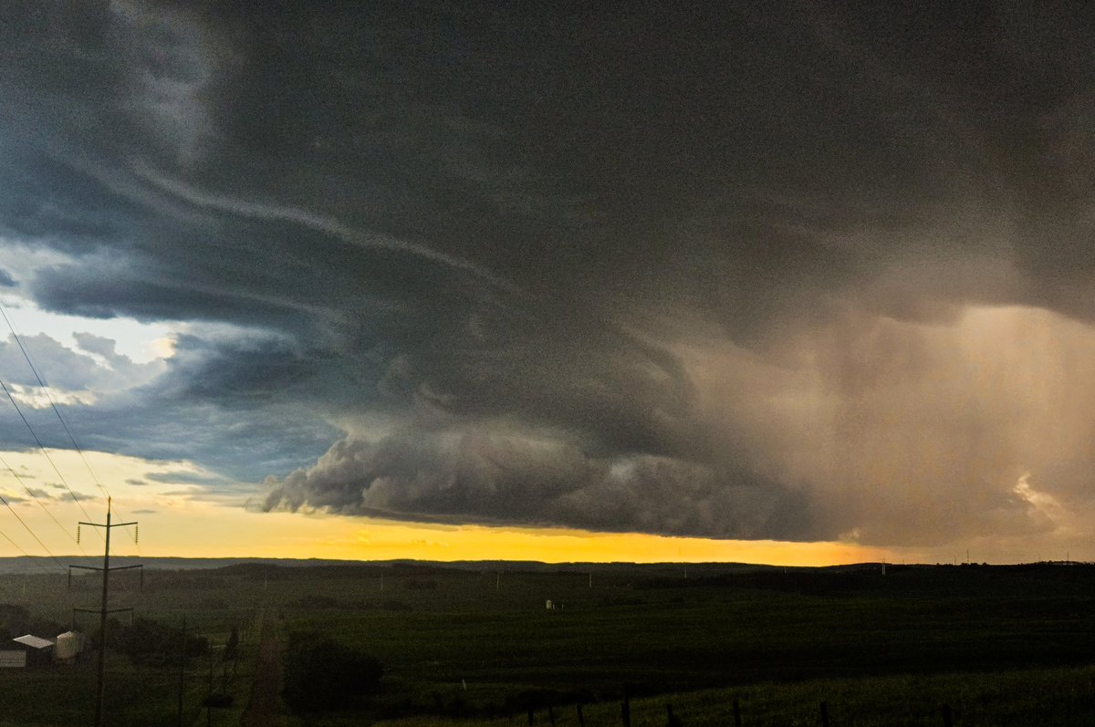 RichardBetter's tweet photo. East of Blackfalds Alberta 9 pm.
This one's angry
#thunderstorm #abstorm https://t.co/5bEuG2Ap0v