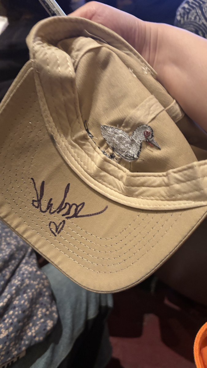 hudsonwupdates's tweet photo. Hudson Williams signing a fan's cap at the 2026 Run N Gun Film Festival! 

“감사합니다 !”

(via RootstheOWL) https://t.co/ALF6ZLoznU