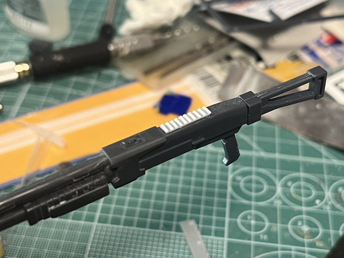 lasgua01s7341's tweet photo. 地っ味〜〜〜〜〜なレール部分の作成
ショットガンも改造していくわよ https://t.co/5TW1ahnDNV