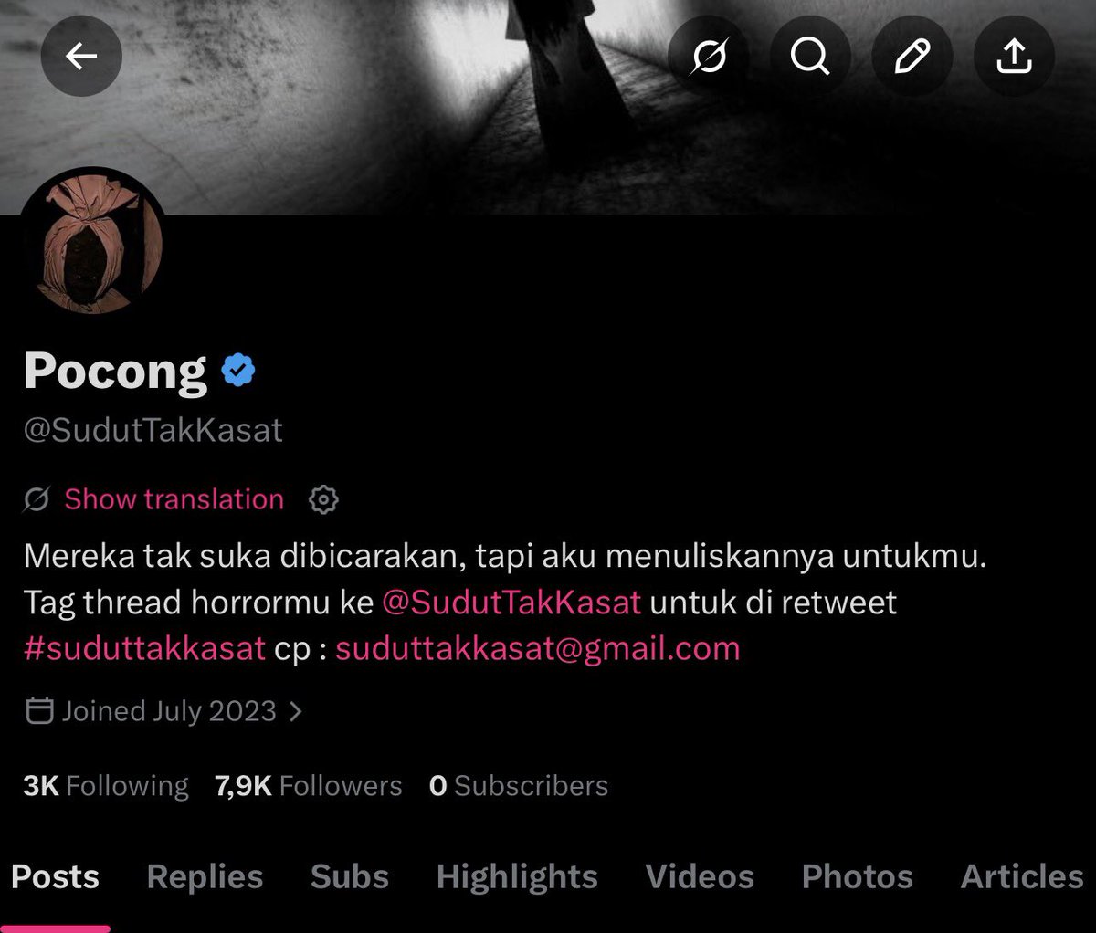 SudutTakKasat's tweet photo. Sebelum cerita ini, jujur Pocong juga nggak nyangka bakal sejauh ini.

3 Mei 2026 jadi awal perjalanan akun Pocong. Waktu itu followers masih 1. Iya, satu doang. Awalnya Pocong bikin konten horor yang menurut Pocong udah lumayan. Upload, nunggu… tapi ternyata sepi. Impress kecil, yang baca juga hampir nggak ada. Besoknya Pocong coba evaluasi. Sempet mikir, “yang salah apanya ya?” Udah dicek berkali-kali, ternyata masalahnya bukan di kontennya.
Audience-nya emang belum ada. Mau bikin konten sebagus apa pun, kalau belum ada orang yang lewat di timeline kita ya bakal susah juga. Malam itu Pocong mutusin buat riset dulu. Scroll X berjam-jam, lihat orang-orang lagi suka bahas apa, cara mereka nyeritain sesuatu kayak gimana, kenapa ada thread yang rame banget sementara yang lain lewat gitu aja. Dari situ akhirnya kepikiran buat nyoba format storytelling. Tanggal 4 Mei 2026 Pocong rebranding dan upload cerita horor kampus terseram. Alhamdulillah… Nggak nyangka sama sekali. Dalam waktu sekitar 3 hari aja, kontennya tembus 5 juta impress. Dari situ Pocong baru paham kalau kadang yang kurang itu bukan kualitas kontennya. Kita cuma belum ketemu cara bikin orang berhenti scrolling terus mau baca sampai habis.

Sejak hari itu Pocong mulai lebih serius ngebangun akun ini. Lebih banyak riset, lebih banyak evaluasi, lebih sering nyoba hal baru. Alhamdulillah pelan-pelan audience mulai datang sendiri. Kalau ada yang sekarang lihat akun Pocong terus mikir, “enak ya udah rame.”

Percaya deh, semua juga pernah mulai dari followers 1 dan timeline yang sepi.