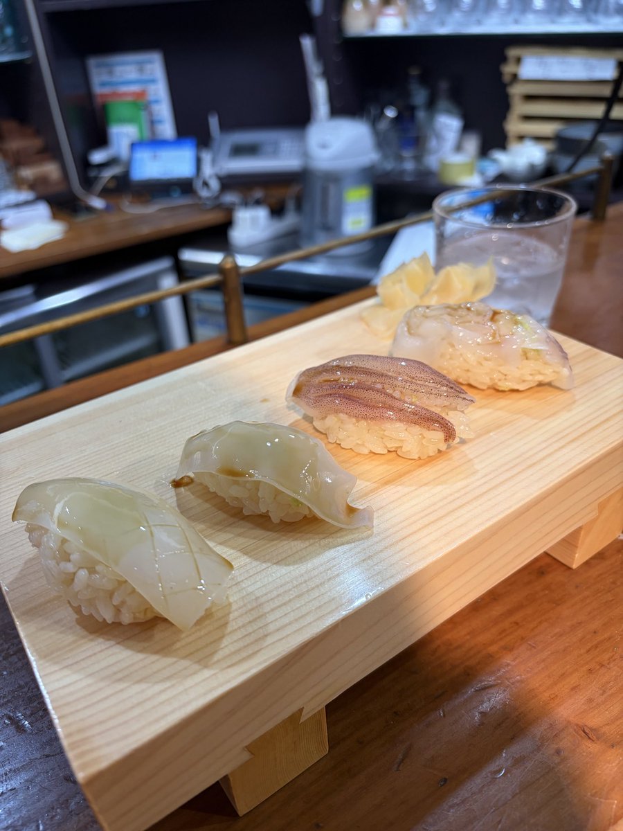 Tsubasa____'s tweet photo. 【江戸前寿司にハマる】
此方は
『江戸前寿司 信』
戸塚
ひょんな事から訪れた寿司屋ながら
大将や板さんは自分と同じ調理師学校を卒業された事を知って
すしアカデミー(スシショク)にも行かれてたとの事で
自分もかつて築地の本校で学んだコトが懐かしくなりつつ
個人的に
満足出来る量調理の技を堪能 https://t.co/pK4AEXPwZu