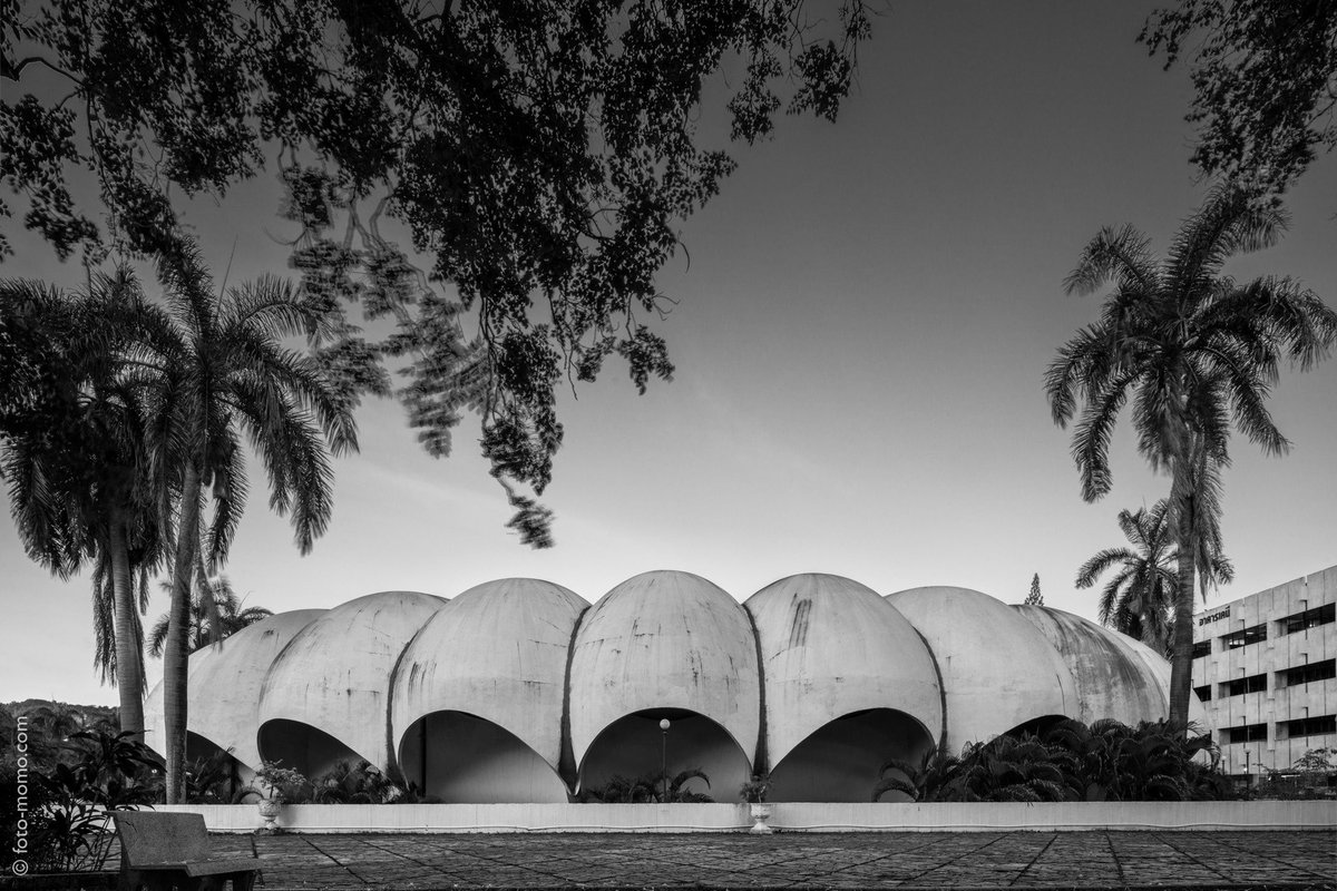 xoiiaamzss's tweet photo. Brutalism in Thailand ที่เด็กม.อ.หาดใหญ่คุ้นเคยขอมอบให้ตึกฟักทองคณะวิทย์เลย อยู่มาหลายปียังไม่เคยถ่ายจริง ๆ จัง ๆ สวยมากกกกกก 

Credit Photo : Amorn Sriwong, Rachot Kanjanavanit https://t.co/TjBfHiC9o3