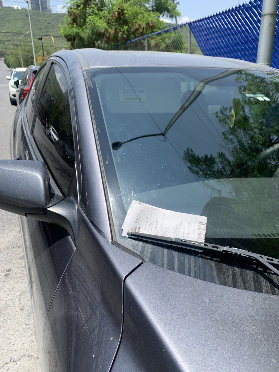fnevarez1's tweet photo. @transitovialmty Andan patrullas de transitó multando en la clínica 5 del imss por estar estacionados en sentido contrario NO HAY señales de sentidos https://t.co/gsWAtytNaz