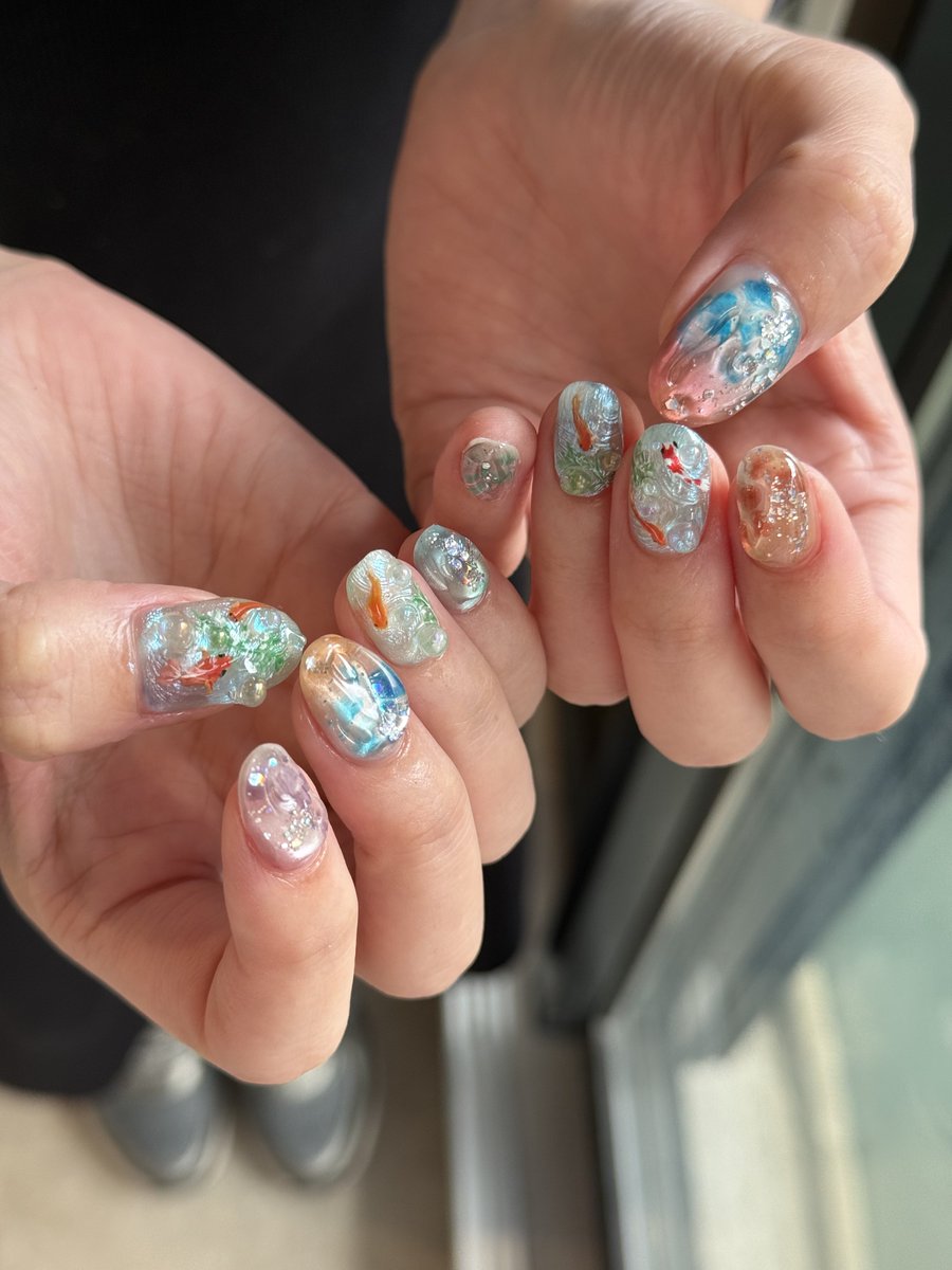 pknagi398's tweet photo. 推し活期間が終わったのでシーズンネイルに戻った💅
今回は夏！金魚と風鈴イメージ🎐🫧
金魚手書きなの凄くない？？？ https://t.co/yO4ElN9bZk