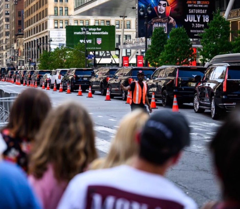 metmidnights's tweet photo. a forma como ela colocou a hollywood inteira em nova york como jamais visto. so taylor swift poderia https://t.co/n50L6wT0Sp