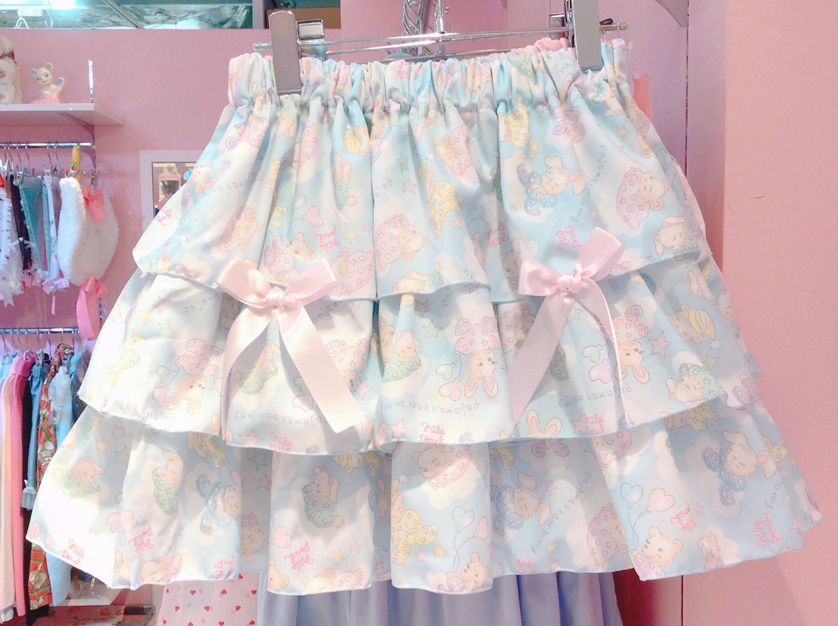 NP_Laforet's tweet photo. 人気の3段フリルミニスカートにハートパッチワーク柄が仲間入り⭐️
完売していた柄も数量限定で再入荷しました⭐️ https://t.co/E8gEJhvhZF
