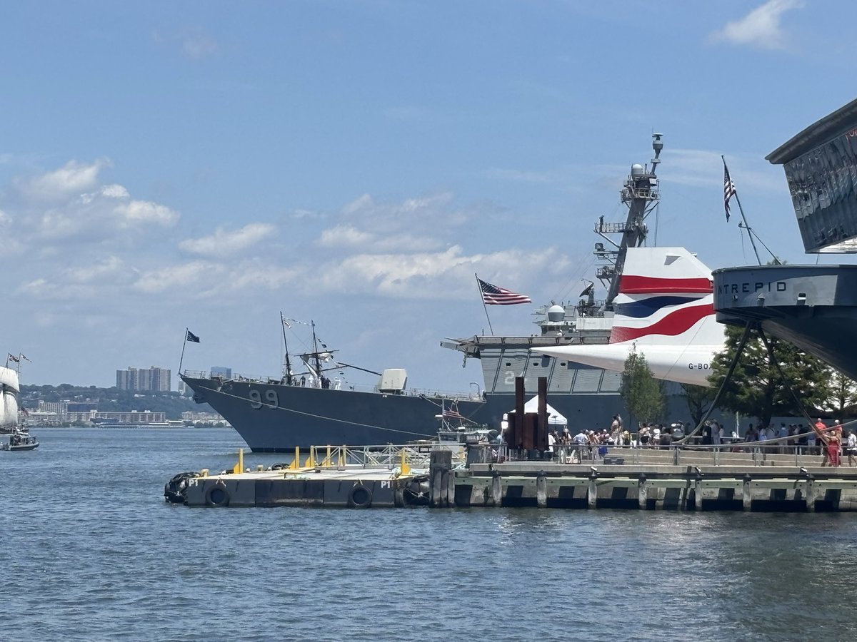 Wheneggsdrop's tweet photo. I can’t believe this country has been around for 250 years.

Heres some warships (and a cutter) I saw today.

1. South Korean 🇰🇷 ROKS “Munmu the Great”
2. Turkish 🇹🇷 TCG “Oruçreis” 
3. USN Arleigh Burke Guided Missile Destroyer 
4. USCG Cutter “Eagle” https://t.co/z1YkNOWsJJ