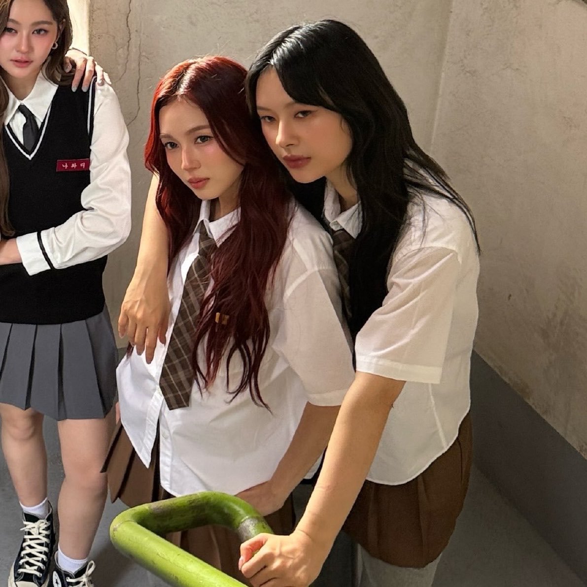 monollid's tweet photo. mereka cocok banget lagi pake seragam yang ini. kayak murid atlet https://t.co/jiFraYUZt4