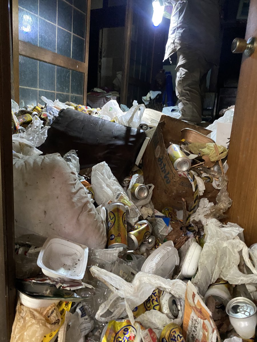 Golden_cat68's tweet photo. 空き家問題に直面してる立場上こうなる前に何とかしておかない��ダメと言う教訓として写真を上げておきます

ゴミ屋敷化して空き家になって放置してどうしょうもない状況
空き巣も入られてる

解体の目処がたったので良いんだが… https://t.co/crdIEu8GTB