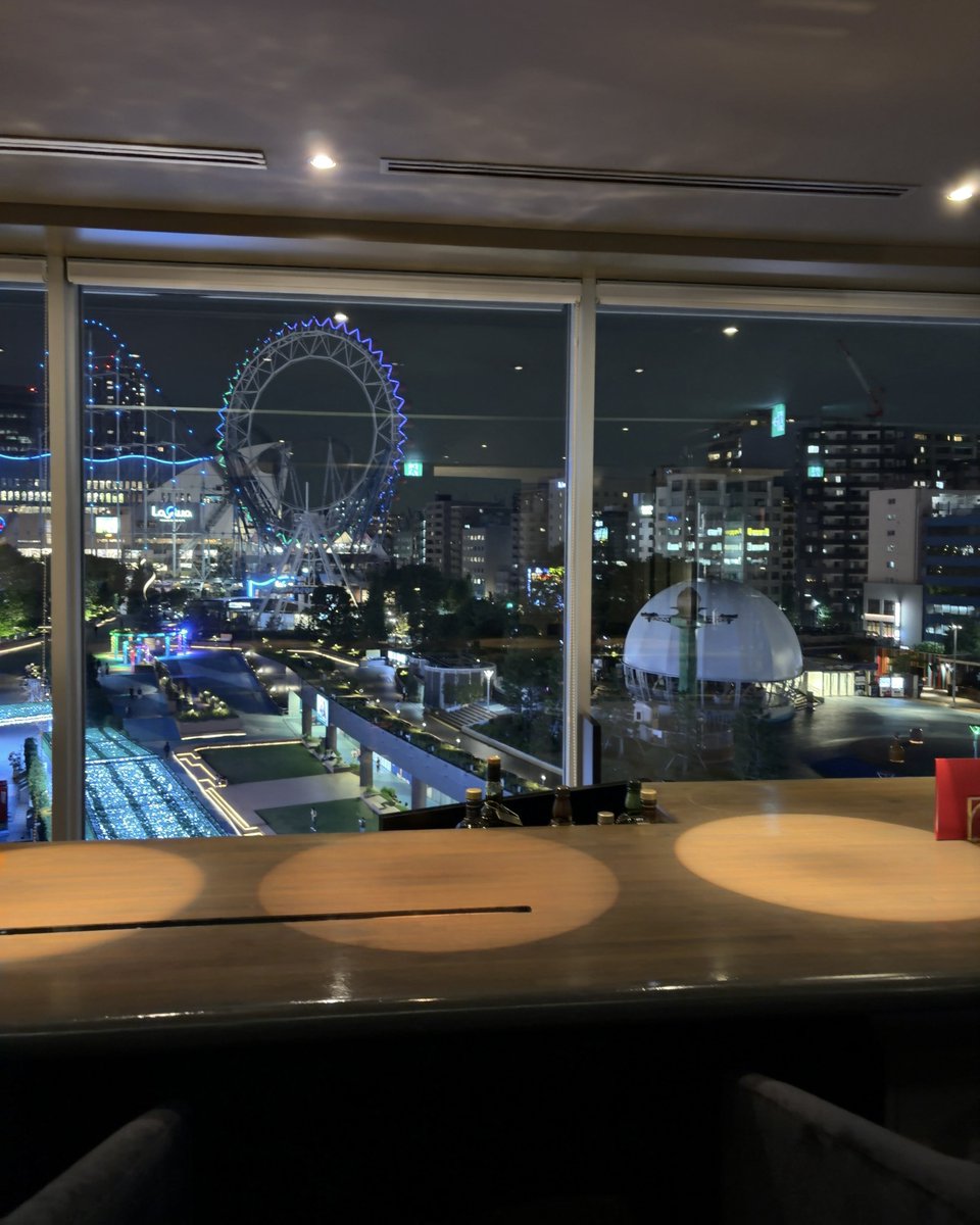 chicken_ta_'s tweet photo. 初めて行った東京ドームホテル6階のバー！
ドームをイメージしたシャボン玉カクテルの「Le DOME」！
6名でボックス席で寛いだひと時！ https://t.co/0ZPwF8Ym9v