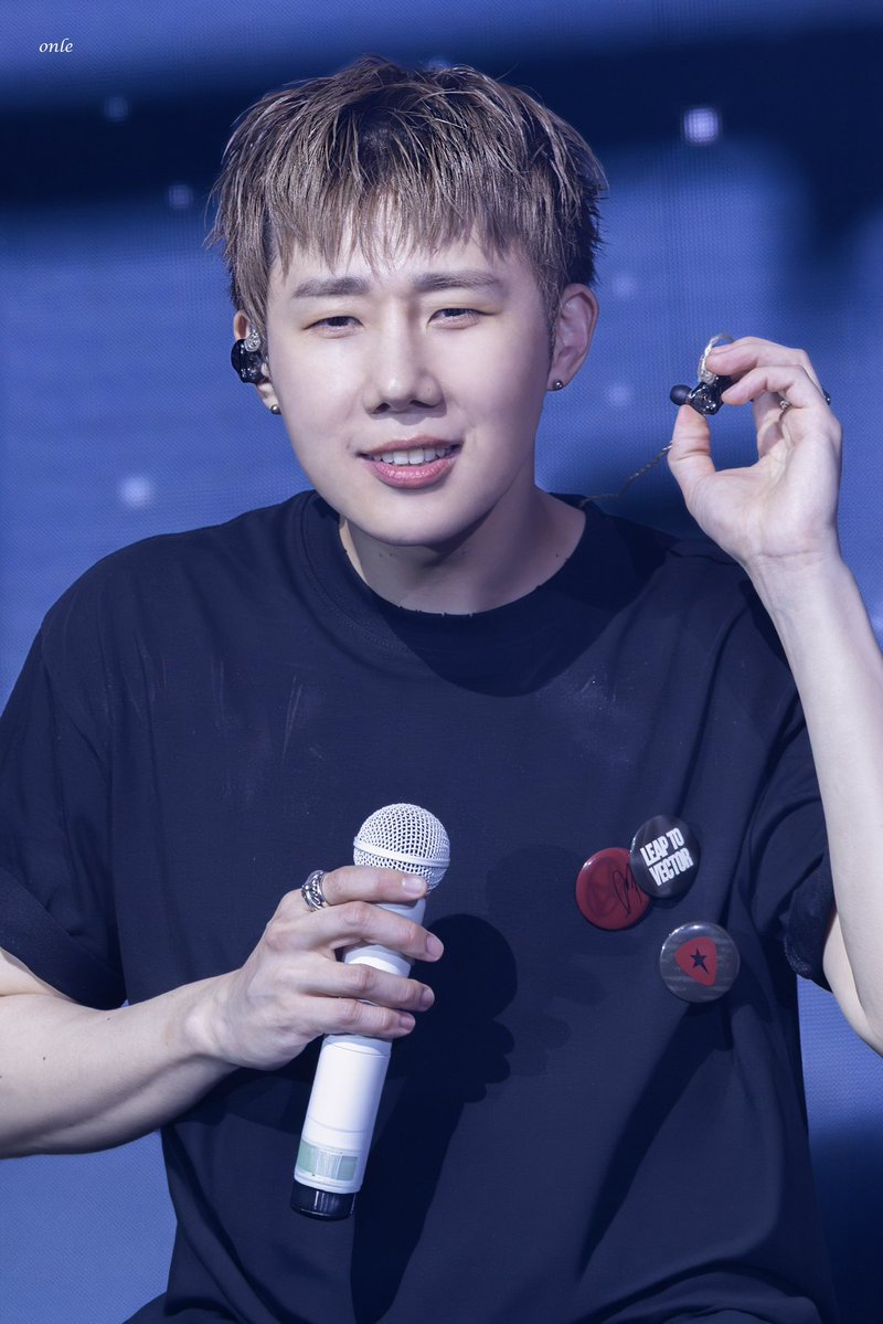 onle_sk's tweet photo. 260628 LV4 in Manila

앵콜곡 고르는 중 …💡

#김성규 #성규 #KIMSUNGKYU #인피니트 #INFINITE
#LV4 #LeaptoVector https://t.co/65Nz69PIPR