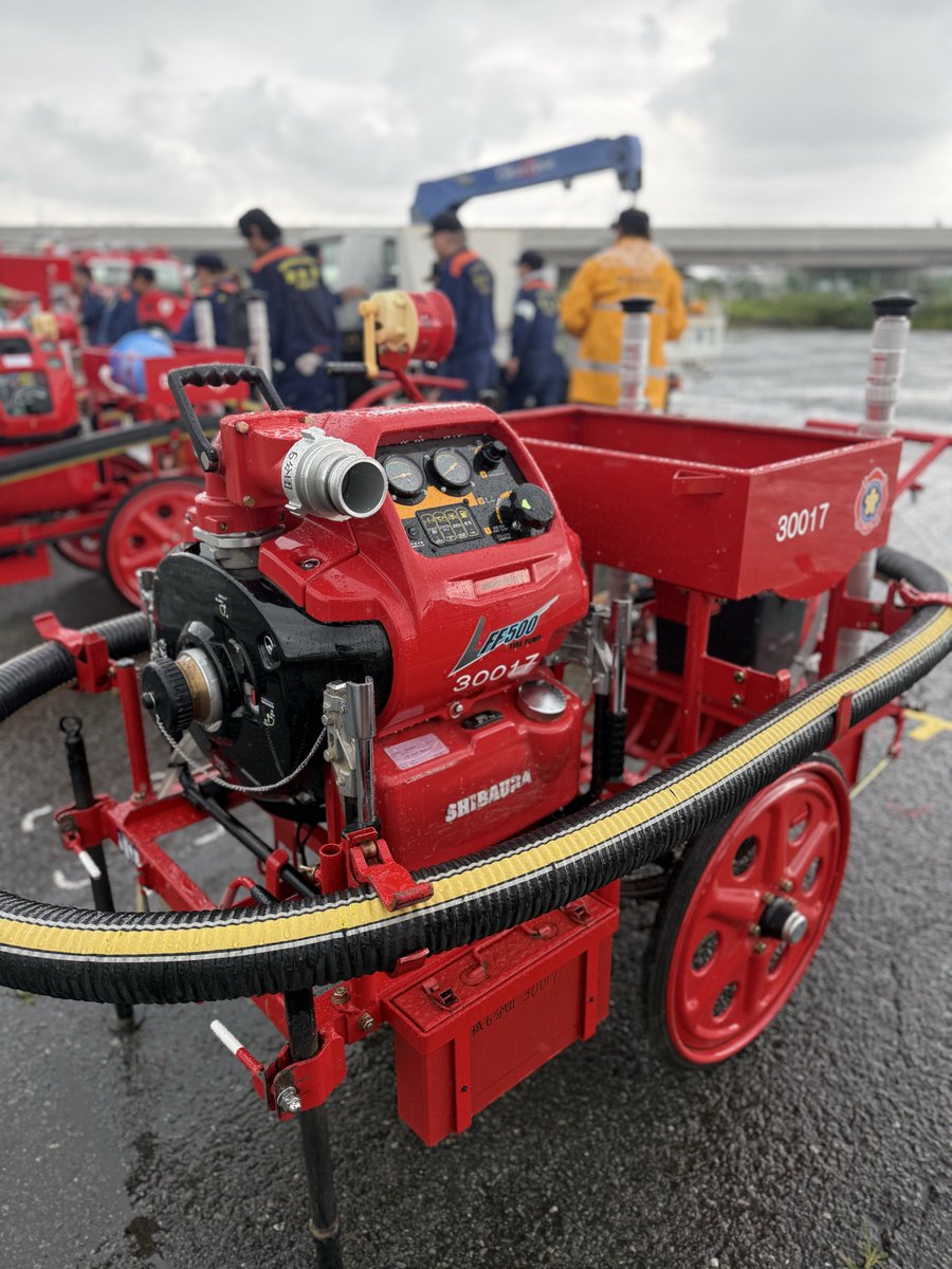 t_takano79's tweet photo. 成城消防団　可搬ポンプ操法大会に参加しました。

各分団が日頃より行っている鍛錬の成果を存分に披露！
技術、機械操作、規律、安全管理などを減点加算方式にて競い合います。

途中から雨が降り出し、表彰式は割愛されましたが…

優勝は、6分団！
素晴らしかったです。

お疲れ様でした。

#消防団
 #ポンプ操法大会 
#世田谷区
#東京都議