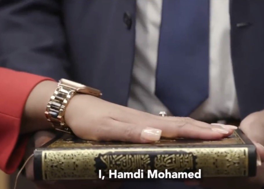 libsoftiktok's tweet photo. Seattle Port Commissioner Hamdi Mohamed, who was born in Somalia, was sworn into office on a Quran https://t.co/5H5xlQibqB