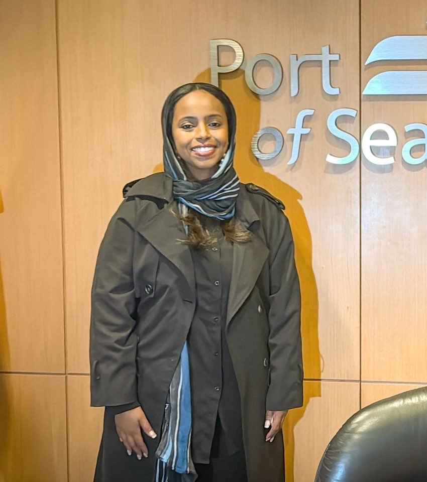 libsoftiktok's tweet photo. Seattle Port Commissioner Hamdi Mohamed, who was born in Somalia, was sworn into office on a Quran https://t.co/5H5xlQibqB