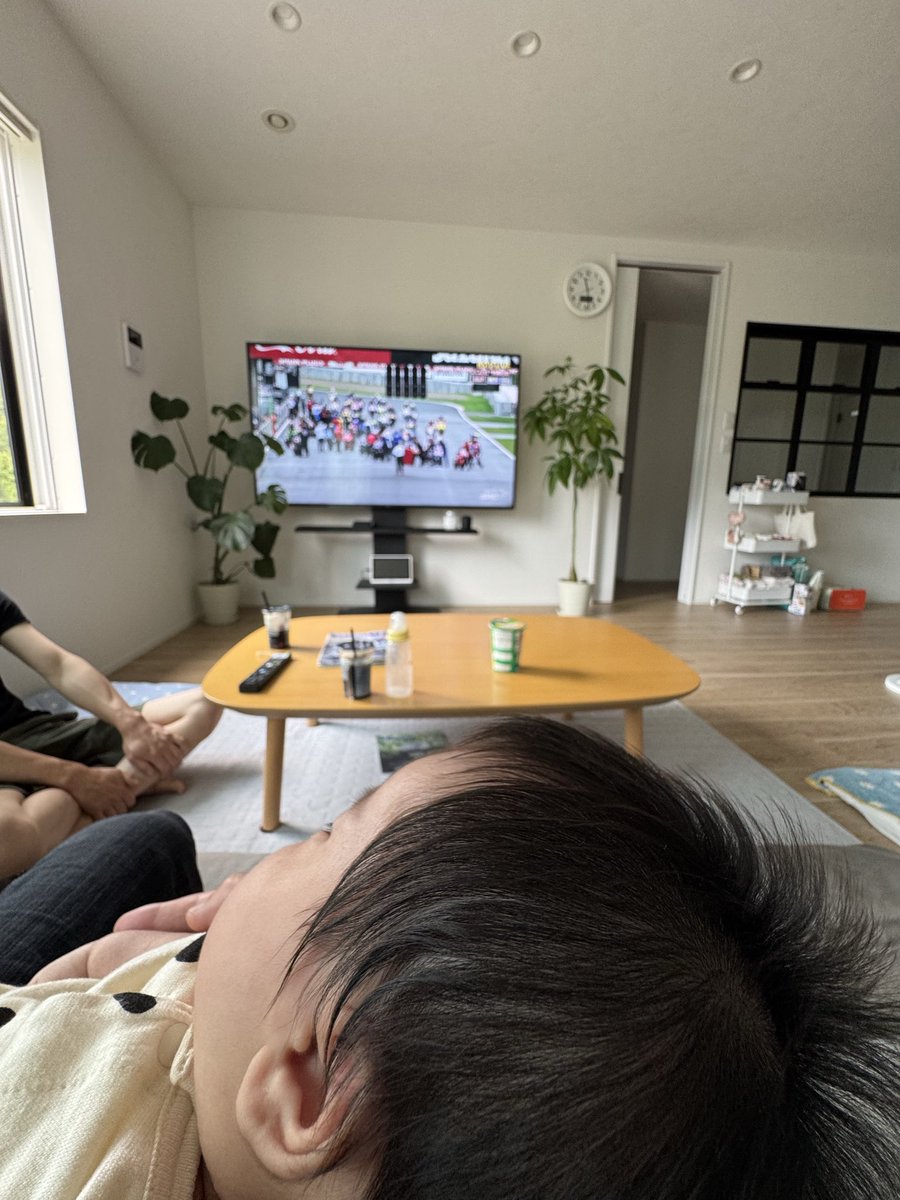 melpha12's tweet photo. 娘と8耐。 https://t.co/Qfgj1p8V7C