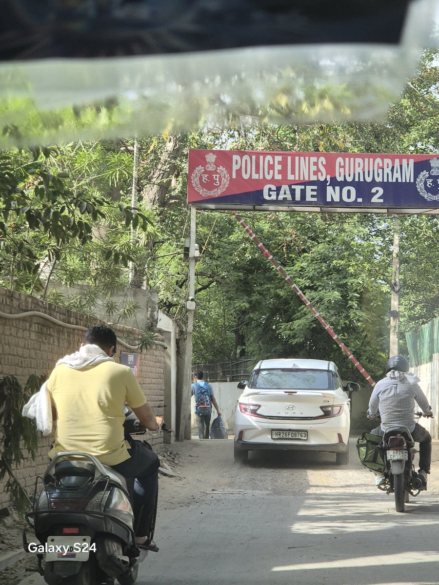 suprovsh's tweet photo. Dear Gurgaon Police it is very common to find vehicles around police lines without number plate or a temperd one. @TrafficGGM @dcptrafficggm @RajeshMohan102 #gurgaon #gurugram https://t.co/cQJZRzwYd0