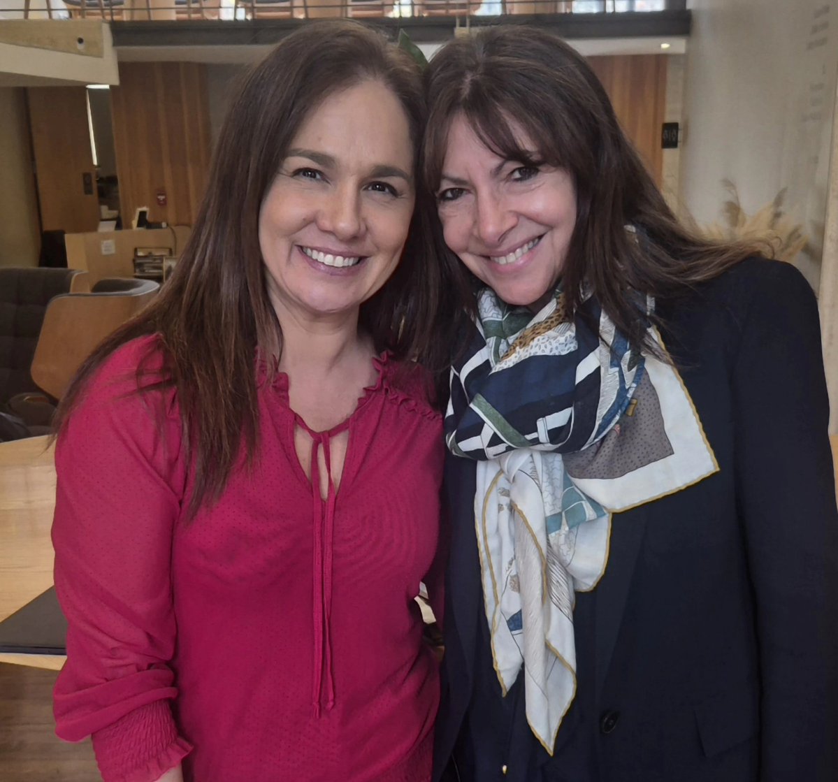 gdelafue's tweet photo. Gran privilegio conocer y conversar largo con @annehidalgo una mujer maravillosa, comprometida y generosa, fue alcaldesa de #Paris entre 2014 y 2026. Vino a #chile🇨🇱 a participar del IEncuentro Nacional de Alcaldesas organizado por @horizonteciudadano y @agendacaf tremendo espacio de intercambio de lideresas de todo el espectro político. 
En sus trayectorias y en sus relatos encontramos historias increíbles, biografías marcadas por muchos episodios felices y también tristes, por experiencias comunes, ganas de servir y cambiar la vida de su comunidad. Tejiendo para generar una red potente, se va construyendo también una nueva manera de hacer democracia.
De paso, fue también mi primera actividad como la nueva presidenta de @horizonteciudadano espacio al que estoy honrada de pertenecer bajo el liderazgo inspirador de nuestra ex Presidenta #MichelleBachelet