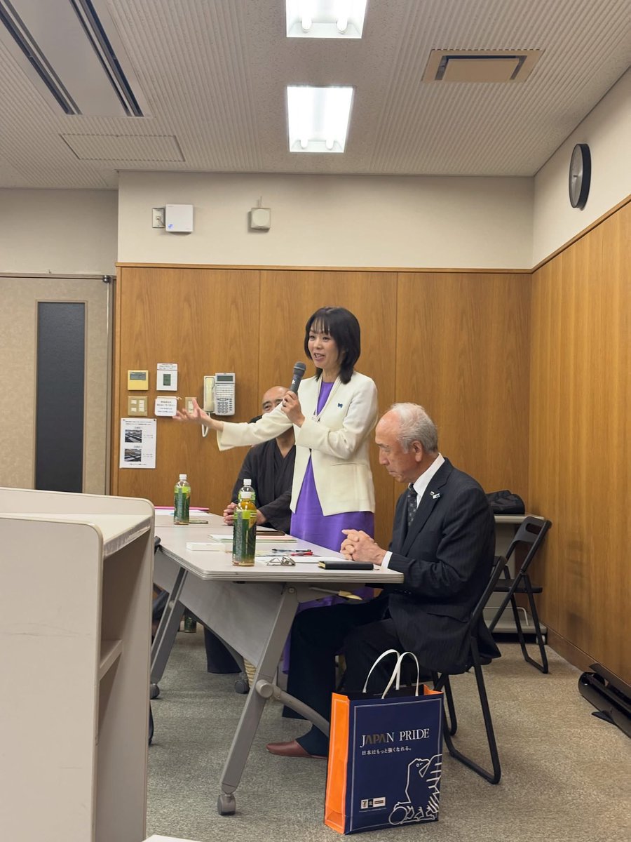 miosugita's tweet photo. 昨日は富山県南砺市で講演でした。
田中南砺市長、地元の武田県議、光澤県議、山田市議を始め、約50名の皆さまにお集まりいただきました。
勝兵塾や新しい教科書を作る会などでお世話になっている諸橋茂一先生に続いて１時間弱お話しさせていただきました。
（続く） https://t.co/QwP9z2kd8u