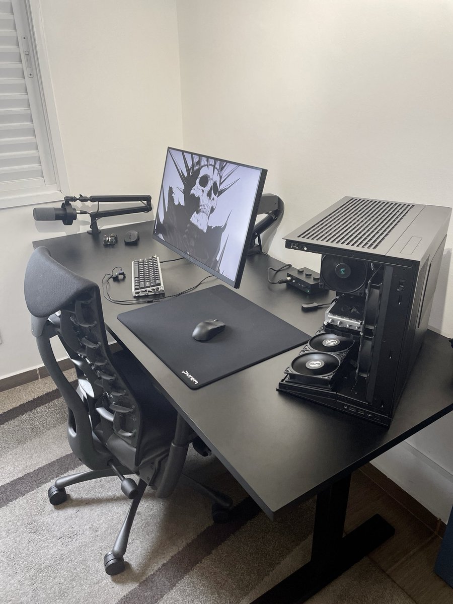 aory96's tweet photo. Adding a little bit of silver to the setup. Current keyboard build:

Wooting 60HE+
Domikey WoB + Japanese Alphas
Jade Pro
Sumreda Holy60 (Silver)
ESC key: Spaceskull V2 Blurry

#desksetup https://t.co/hfQyaDMaks