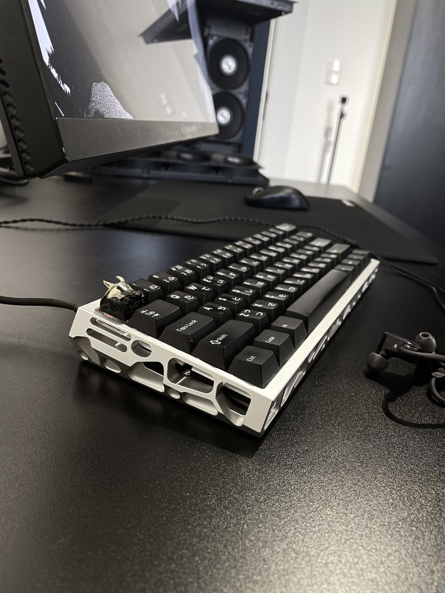 aory96's tweet photo. Adding a little bit of silver to the setup. Current keyboard build:

Wooting 60HE+
Domikey WoB + Japanese Alphas
Jade Pro
Sumreda Holy60 (Silver)
ESC key: Spaceskull V2 Blurry

#desksetup https://t.co/hfQyaDMaks