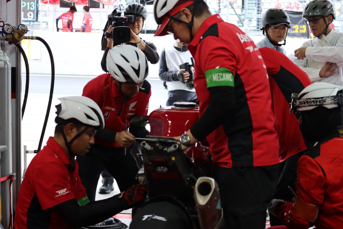 SIRacing17's tweet photo. ただいま全力で作業中!!
#鈴鹿8耐 #siracing https://t.co/WkueUj8Bsq