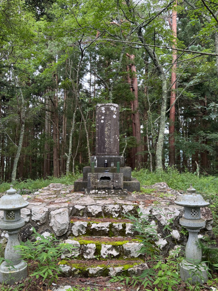 Mengjiang1936's tweet photo. 伊達政宗の実弟 伊達小次郎の墓所(宮城県登米市)へお参り。参道の階段が所々崩れていて中々に過酷だった https://t.co/9ZAzp4MQOu