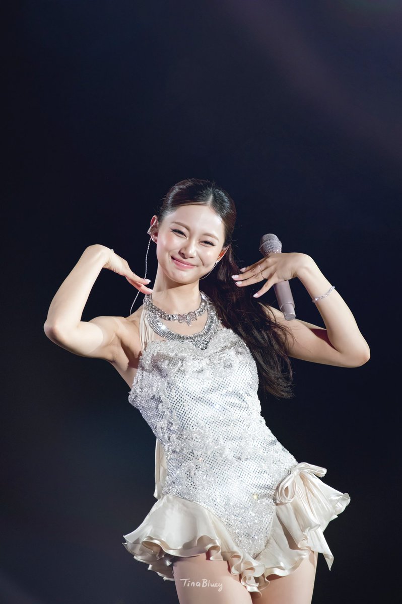 TinaBluey's tweet photo. 𝟮𝟲𝟬𝟳𝟬𝟯 ​ 高雄啤酒音樂節 💙
​
你怎麼可以這樣 笑容打敗太陽✨

#쯔위 #TZUYU #子瑜 #ツウィ 
#TWICE #트와이스 https://t.co/gjqkNjXjac