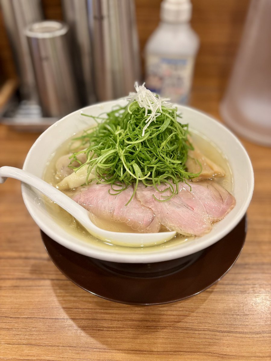menreze's tweet photo. 📍中華そば ココカラサキゑ
🍜塩丸鶏(比内地鶏2倍裏SP)

本日、裏でおもてなし🍜
ランチはココへ狙い撃ち🔫
普段はそれぞれの出汁を突き詰めるスタイルで深さを感じさせてくれるけど、今日は複合ならではの幅と厚みで魅了。旨味の伝わり方が広く深い裏の顔。また出会いたい、叶うなら🥹 https://t.co/4M44xK23SK
