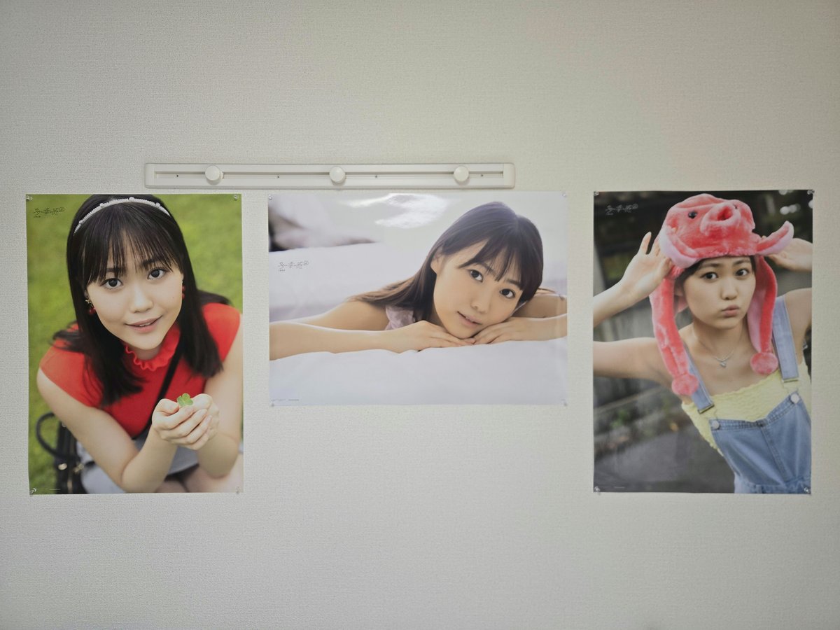 limon208's tweet photo. 今日は午後からエアコン設置の業者さんが来るから壁周り整理してたけどポスターは見る人が見たらキツい(誰でもキツい)から一旦撤去して、CDは移動が面倒だからタオルかけて凌ぐこととした https://t.co/PutsKKmVRs
