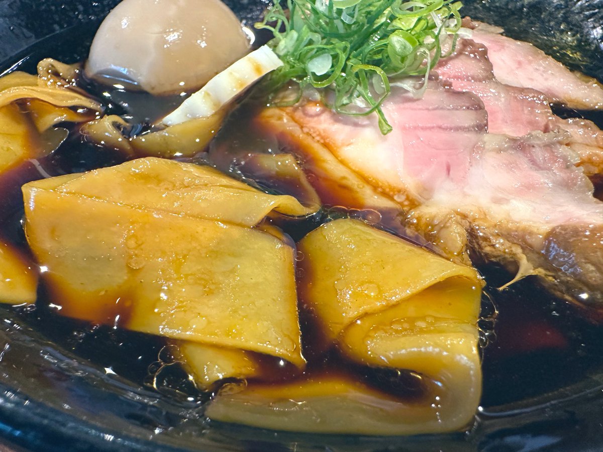 copicopiaki's tweet photo. SLURPERZ DEEP +特製 ズル麺
くろく定禅寺から変わって初めて🍜その場で切りたてを茹で上げる麺は、ぴろシコで箸で掬い上げられれば、お腹までつるんと
落ちる喉越しの良さ。真っ黒なスープは、旨みのある厚みを感じる醤油で、食欲がもりもりに。替え玉はまた違う麺で、食感が楽しい🍀
#スラーパーズ https://t.co/AcKy1AMXEd