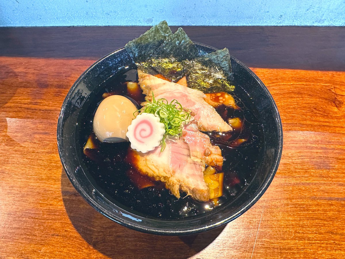 copicopiaki's tweet photo. SLURPERZ DEEP +特製 ズル麺
くろく定禅寺から変わって初めて🍜その場で切りたてを茹で上げる麺は、ぴろシコで箸で掬い上げられれば、お腹までつるんと
落ちる喉越しの良さ。真っ黒なスープは、旨みのある厚みを感じる醤油で、食欲がもりもりに。替え玉はまた違う麺で、食感が楽しい🍀
#スラーパーズ https://t.co/AcKy1AMXEd