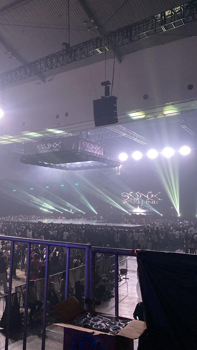 dollieromance's tweet photo. guys kalo masih ada yang cari view dari cat 1, kira2 kaya gini guys… jarak dari stage ke tribun kayanya sama. kalo bnd stage center nya lebih gede gitu kan, ini aku di row A yah (yang paling depan) https://t.co/hZkP0PC02e