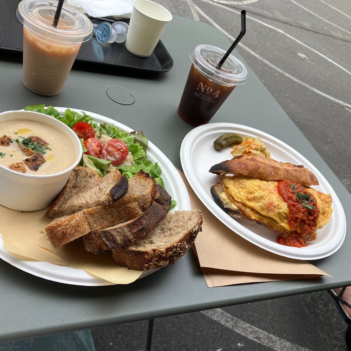 111_rg's tweet photo. 犬とうまい飯
麹町のおいしいパン屋さん。サラダはドレッシング液がたっぷり染みたキヌアがちらしてある。液が皿の底に溜まらなくて良いアイデア。玉ねぎの冷たいポタージュはとろりと甘い。そして抜群にパンが美味い。 https://t.co/B8KSzCvMtx