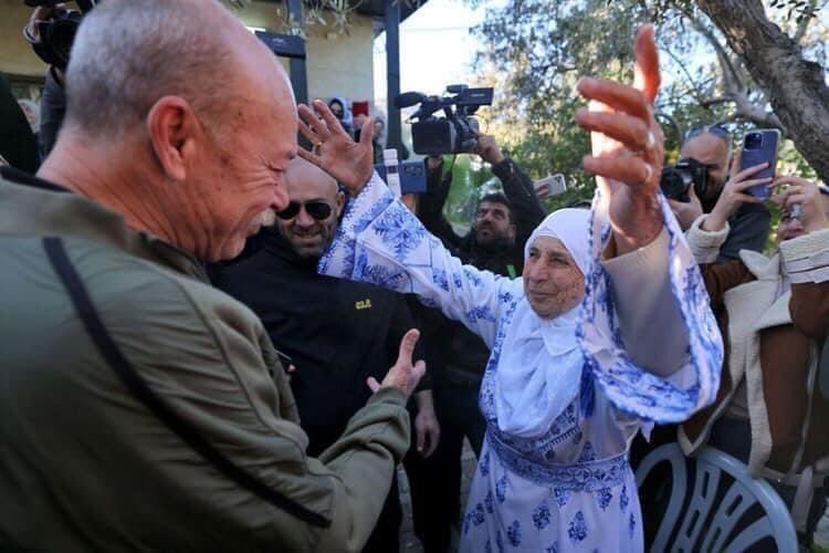Gredtoo's tweet photo. وفاة المناضل الفلسطيني ماهر يونس بعد أزمة صحية ألمت به منذ فترة ، ماهر الذي حرره صموده وعزمه هو وأبن عمه كريم يونس في مطلع عام 2023 بعد أن قضوا أربعون عام في سجون الاحتلال بتهمة مقاومة الاحتلال ، فليشهد التاريخ انك أديت الأمانة يا ماهر ، رحم الله رجالك يا فلسطين . https://t.co/vMRYt27QgV