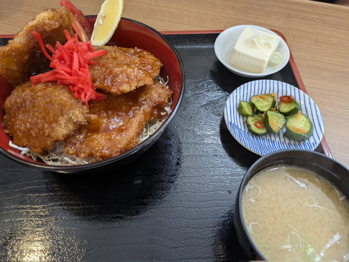 ax2a's tweet photo. 会津坂下町 お食事処楽笑さん🔰朝は控えめにしたから会津名物ソースカツ丼🐷＆会津坂下町名物冷やしラーメン🍜ラーメン啜ったら強烈な鰹節の香り💞モチモチ麺と合う〜💯お坊ちゃま育ちの俺はヒレにしたけど🤣レモン🍋絞ったら旨さがワンランク⤴︎⤴︎︎︎😍🎉拍手喝采万歳三唱‼️ご馳走様でした😋 https://t.co/l4g9vB4Eu1