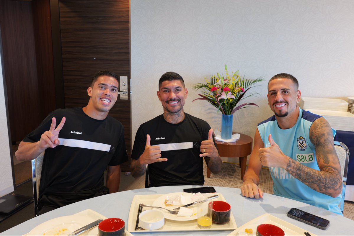 Jubiloiwata_YFC's tweet photo. ブラジルの輪、広がっています🇧🇷🤝
#ユーリララ 選手が合流し、ブラジル人選手は3人に✨

#サザンビーチホテル #ジュビロ磐田 https://t.co/xQkNxiD2IK
