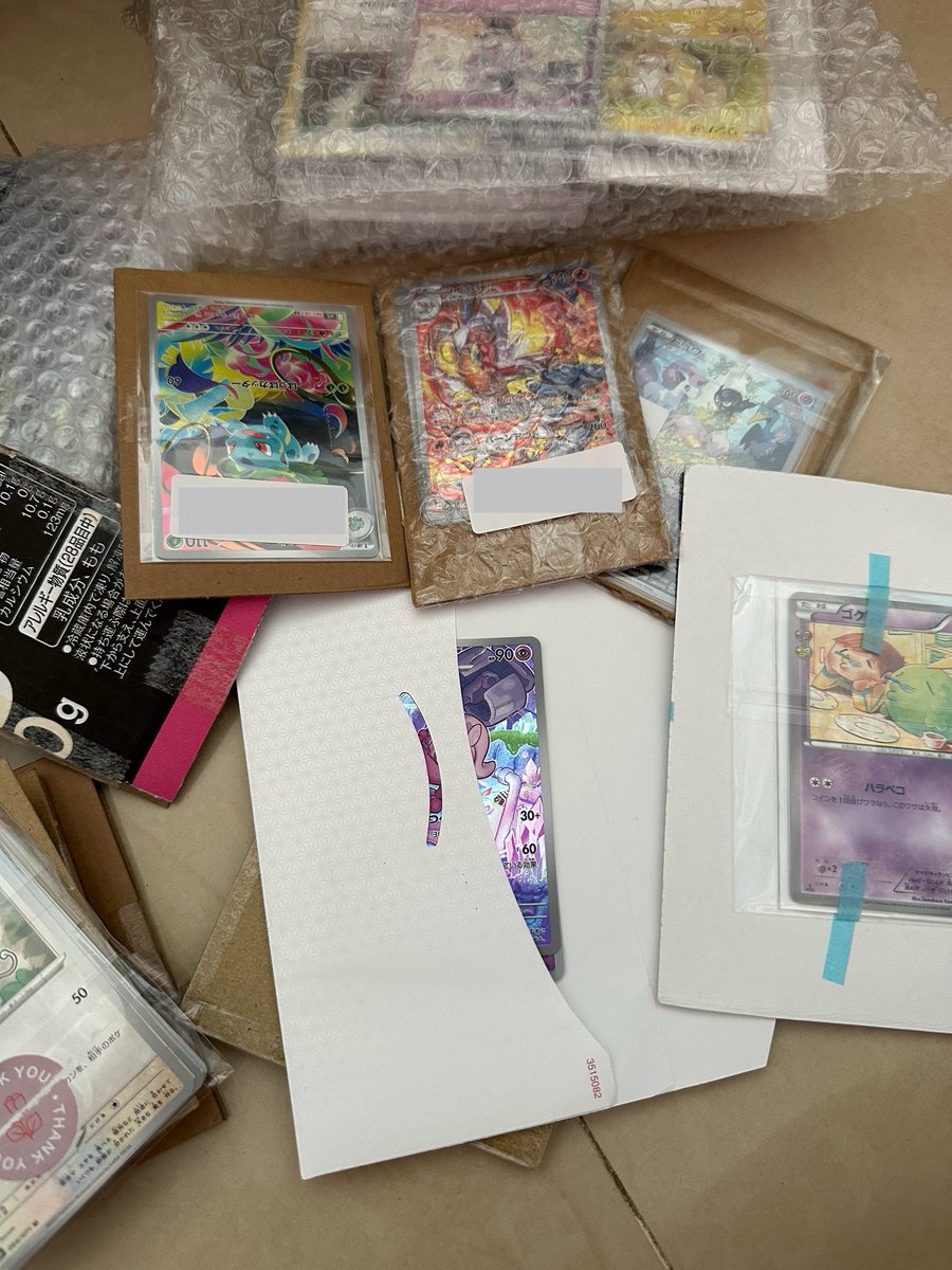 odetosunQ's tweet photo. pertama kali jadi admin go dan sebenernya udah sering denger kalo packing seller jp emang seminimalis itu tapi pas liat sendiri kaget karena beneran minimalis tapi AMAN

apalagi yg foto kedua itu 2 kartu tanpa innersleeve, tanpa yellowboard, cuma dimasukin ke amplop and NO DAMAGE https://t.co/QyDom7Bbit