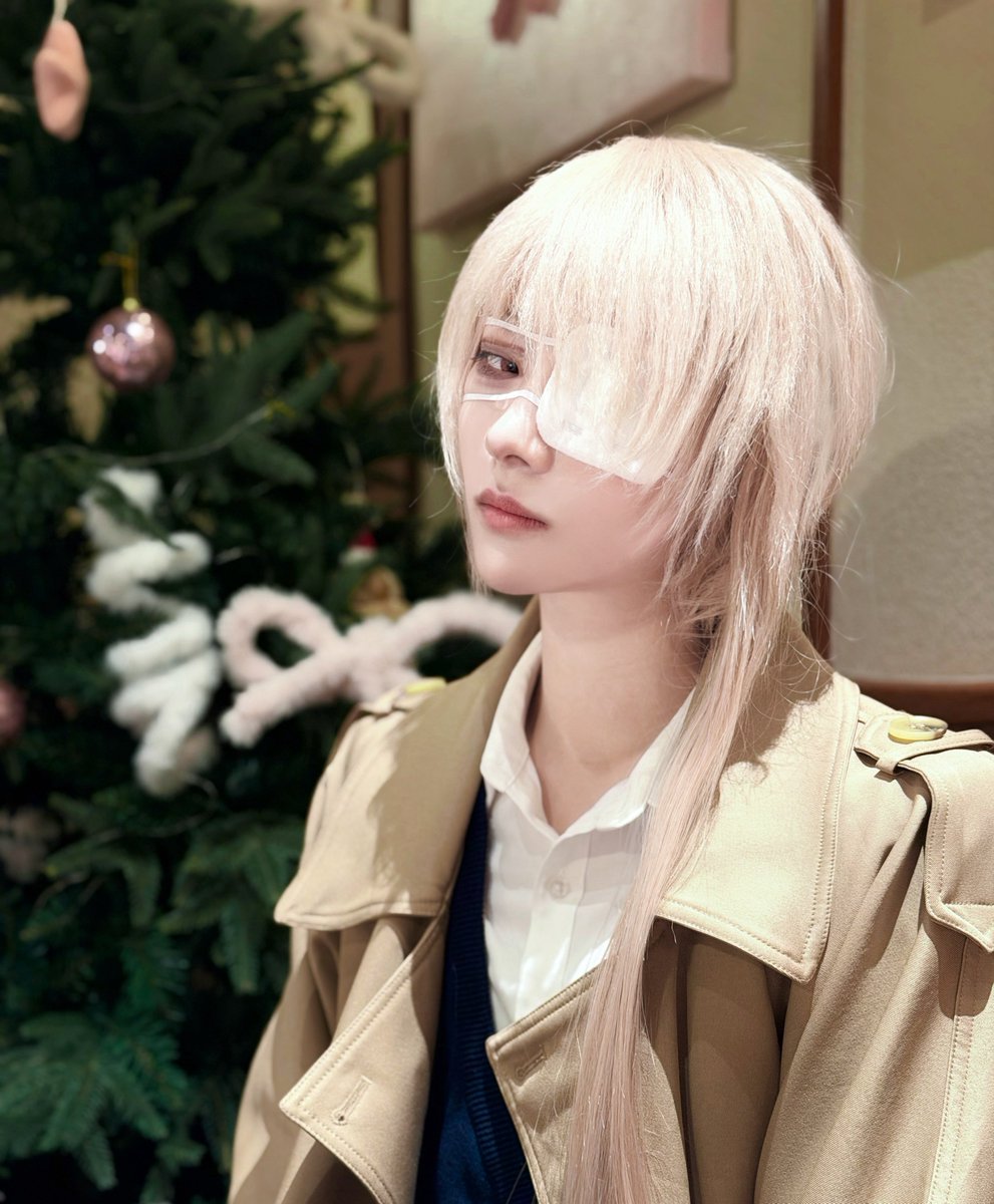 kaninn's tweet photo. A friend cosplayed my grown-up AU Akechi!!
Isn’t he perfect….🥺😭 https://t.co/0bWEz30Wjc
